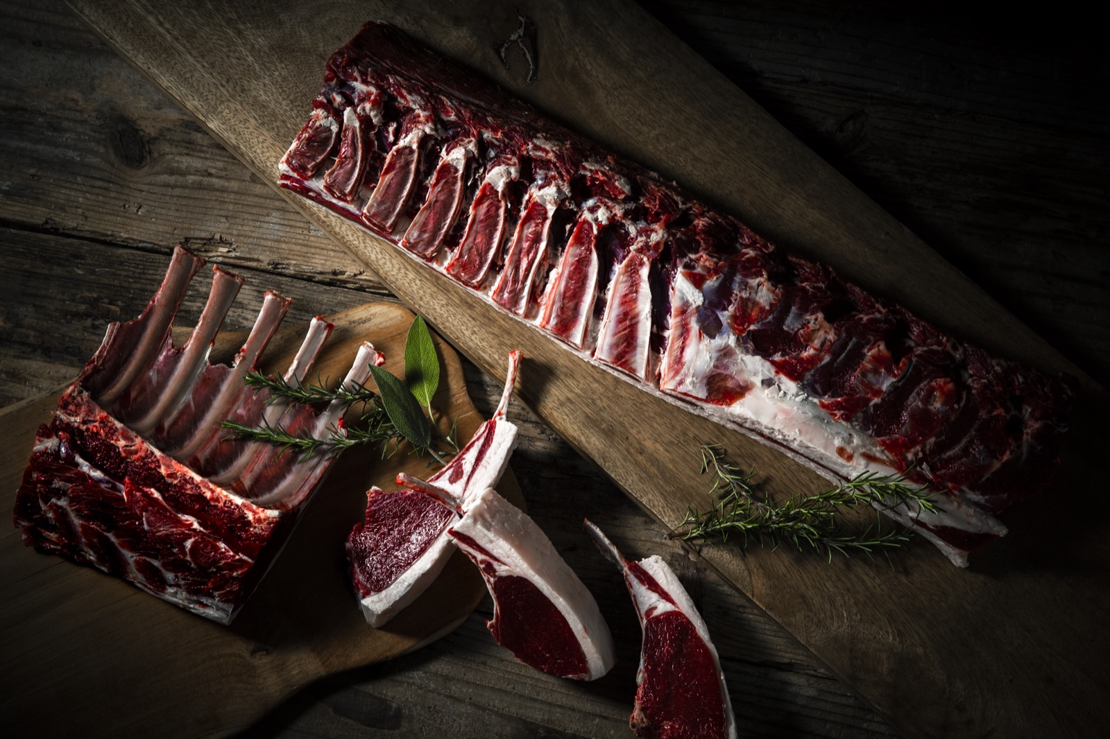 プレミアム骨付き鹿肉ラック ハーブ添え