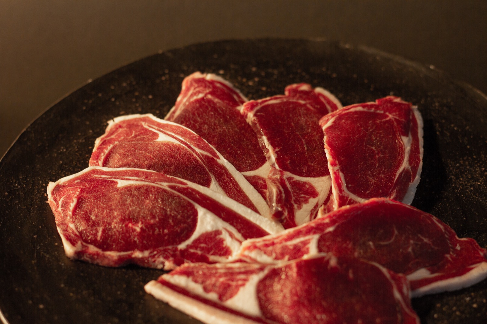 鹿肉の薄切り ダークプレート盛り