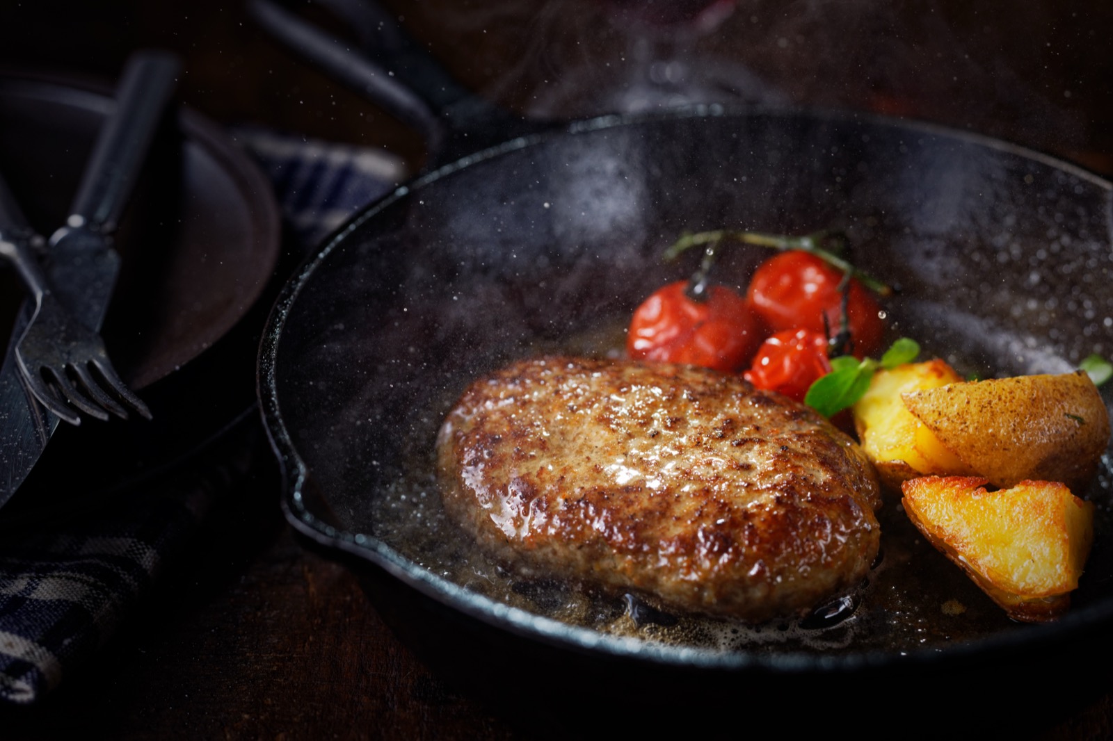 鹿肉ハンバーグ ― スキレットの中でジューシーに焼き上がったハンバーグ