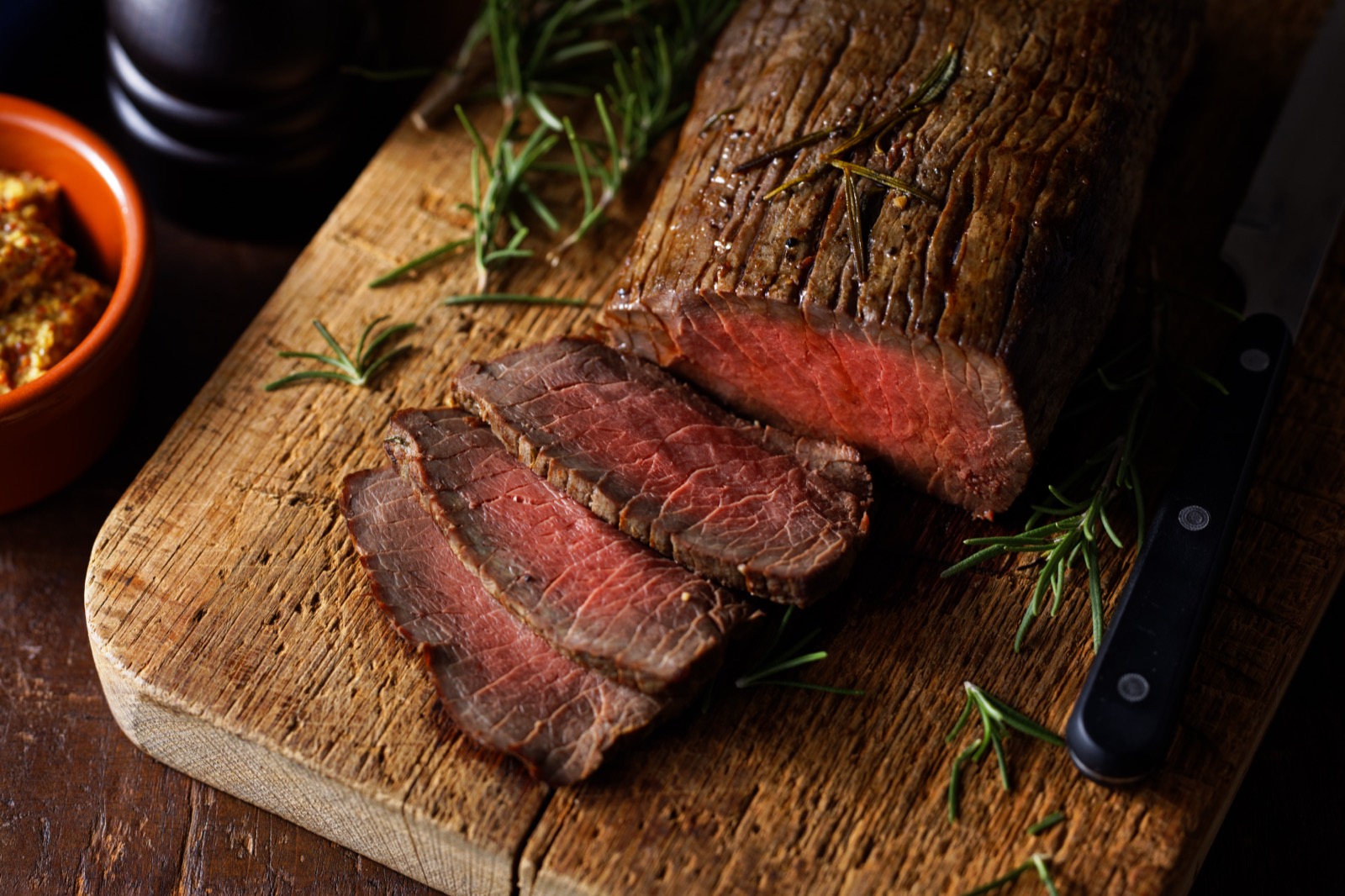 エゾ鹿のローストビーフ風 ― まな板の上でスライスされたしっとりロゼ色の鹿肉