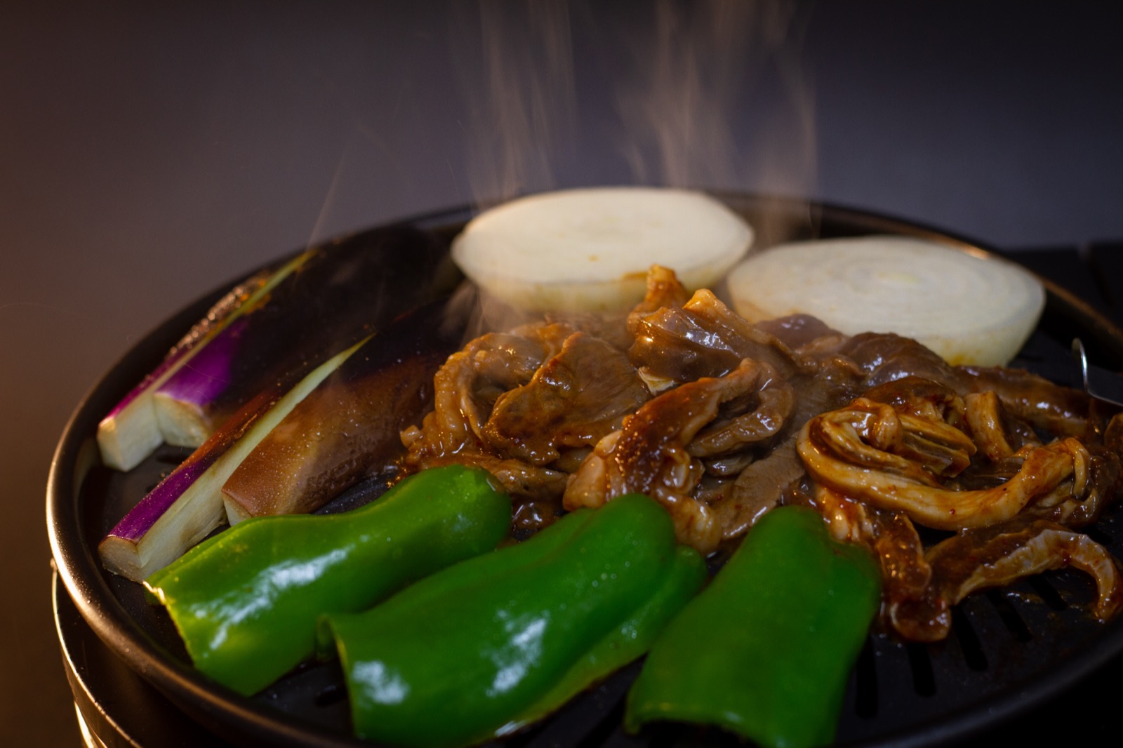 鹿肉のジンギスカン ― 野菜と一緒にホットプレートで焼く