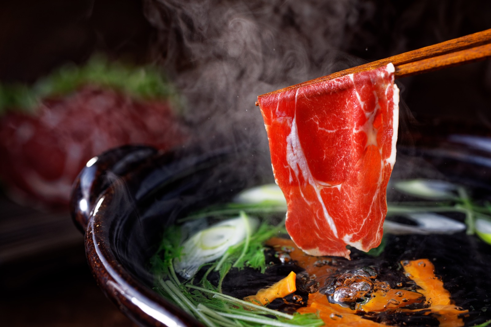 鹿肉のしゃぶしゃぶ ― 箸で薄切り肉を出汁にくぐらせる瞬間